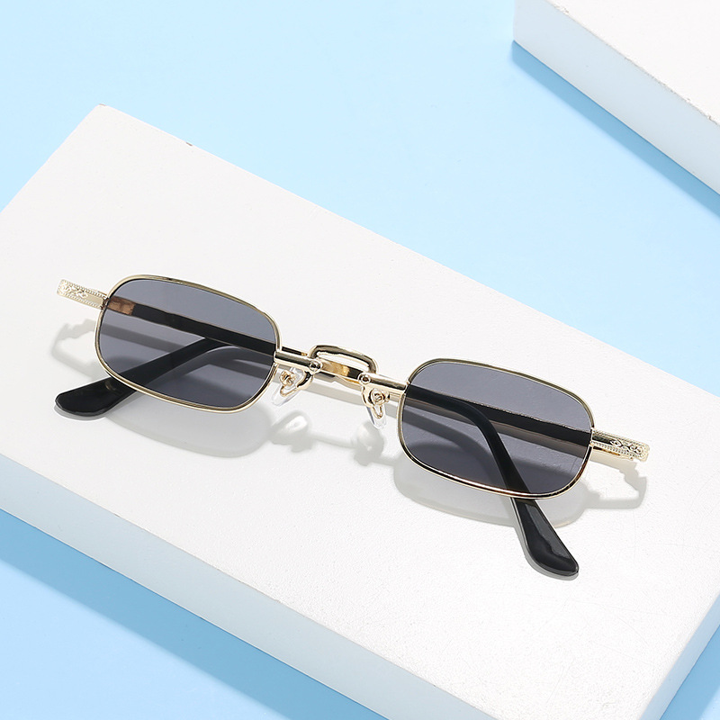 Nuovi Occhiali da Sole Quadrat - Photo Booth Frame recensione e prezzo